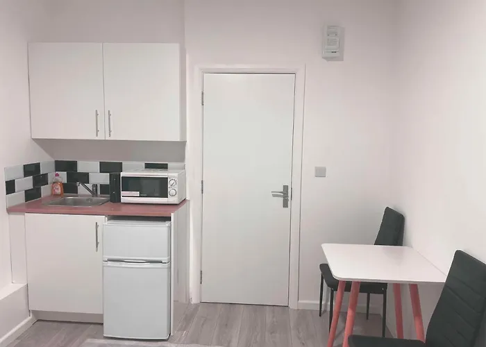 Studio Flat Private Bathroom Wc And Kitchenette
