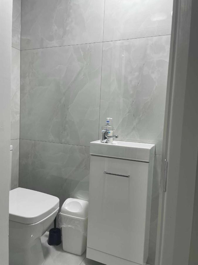 Apartment Flat Private Bathroom Wc And Kitchenette London